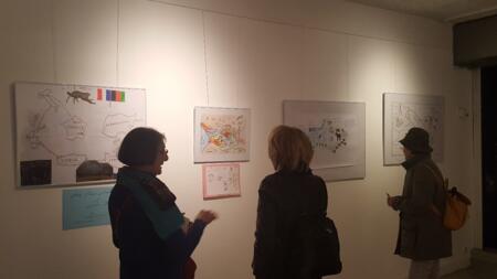 Soirée d’ouverture de l’exposition des réalisations des usagers du CADA dans le cadre de l’activité « Cartes d’ici & d’ailleurs» organisé par l’ONG CartOng. Galerie d’art du Larith, Chambéry.