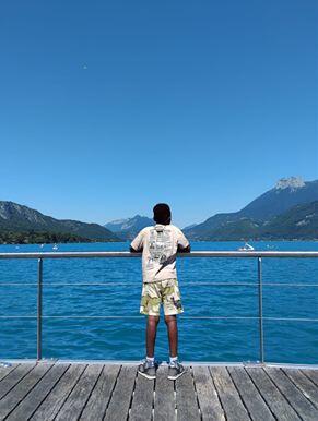 Enfant hébergé a l'HUDA, netre lacs et montagnes