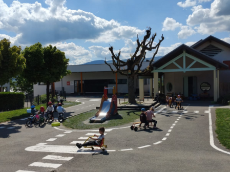sales îles aux loisirs cour d'école