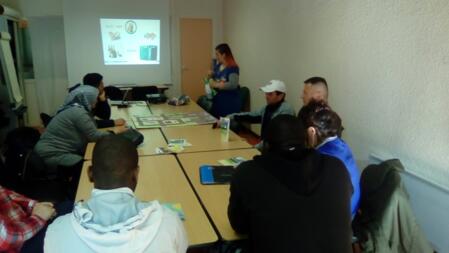 Formation « Tri sélectif » au CADA avec une intervenante de Prévention Déchets - Service environnement de la communauté d’agglomération